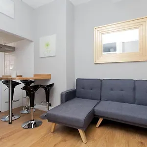 https://apt-bright-and-homely-near-holyrood-city-centre.edinburghhotelsuk.org